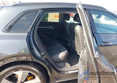 2022 Audi E-Tron Premium Plus Quattro z USA, uszkodzony, nr VIN WA1LAAGE3NB032335